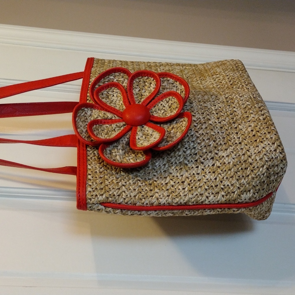 Beautiful wicker tote style purse. - Picture 3 of 8